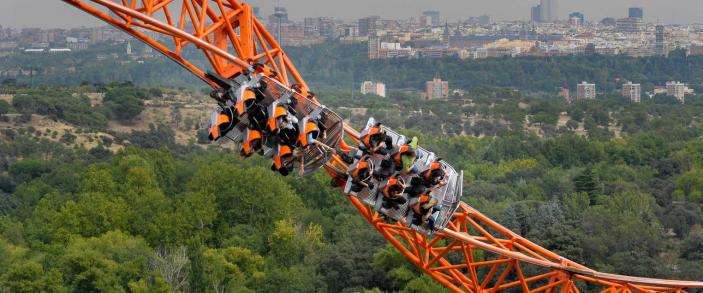 Parque de atracciones con Madrid al fondo