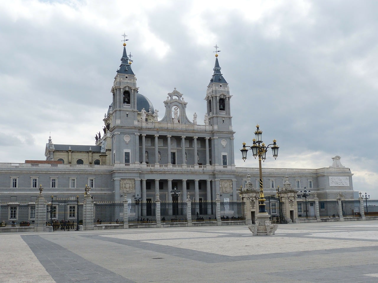Catedral de la Almudena madrid calor verano