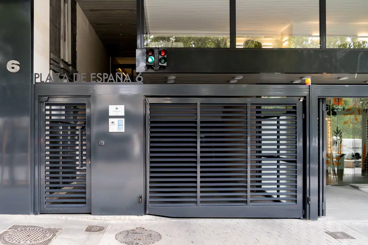 entrada apartamentos madrid plaza